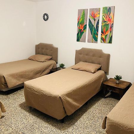 Hostal Los Volcanes Guatemala City Exterior photo
